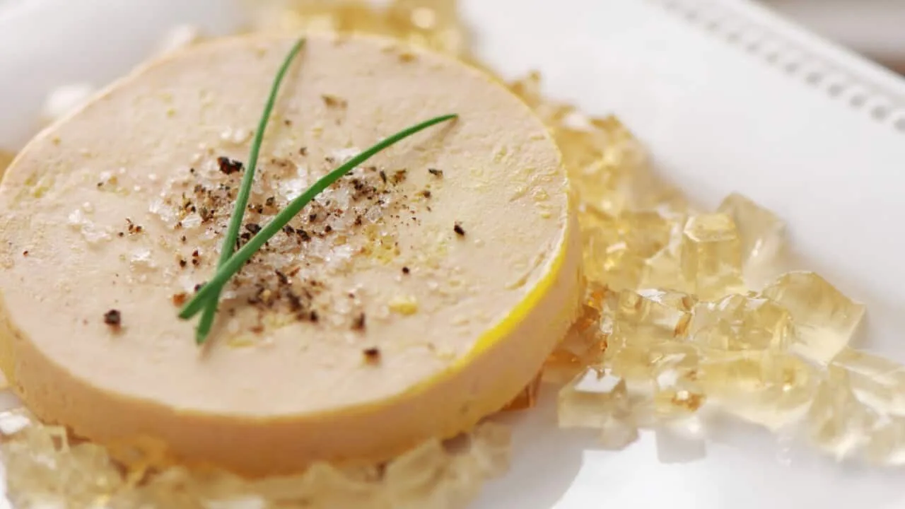 Kuinka tehdä vaikutus uudenvuoden aattona: foie gras, joka näyttää siltä kuin se olisi valmistettu ravintolassa.