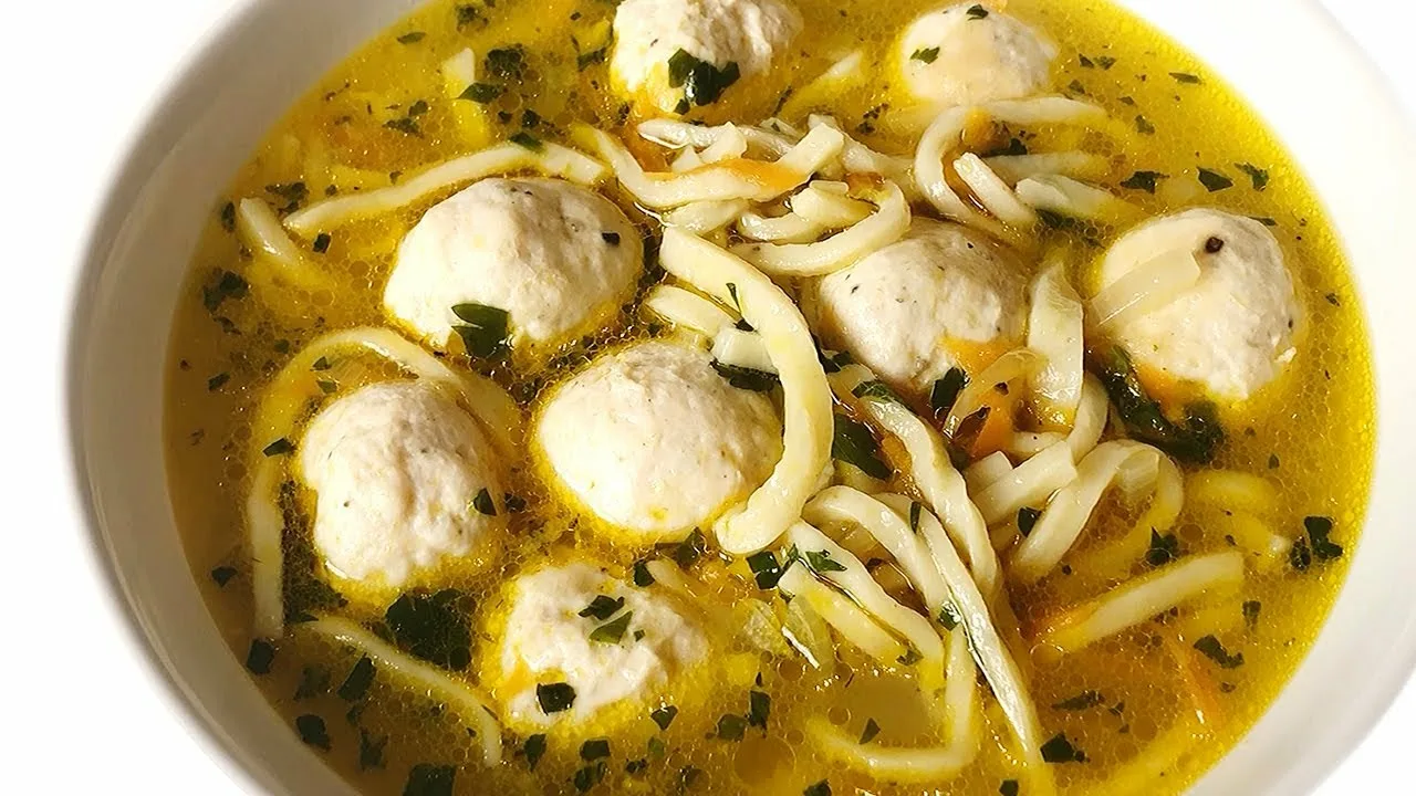 Suikaloitu keitto kanapullilla on helppo ja lämmittävä resepti kylmiin päiviin.