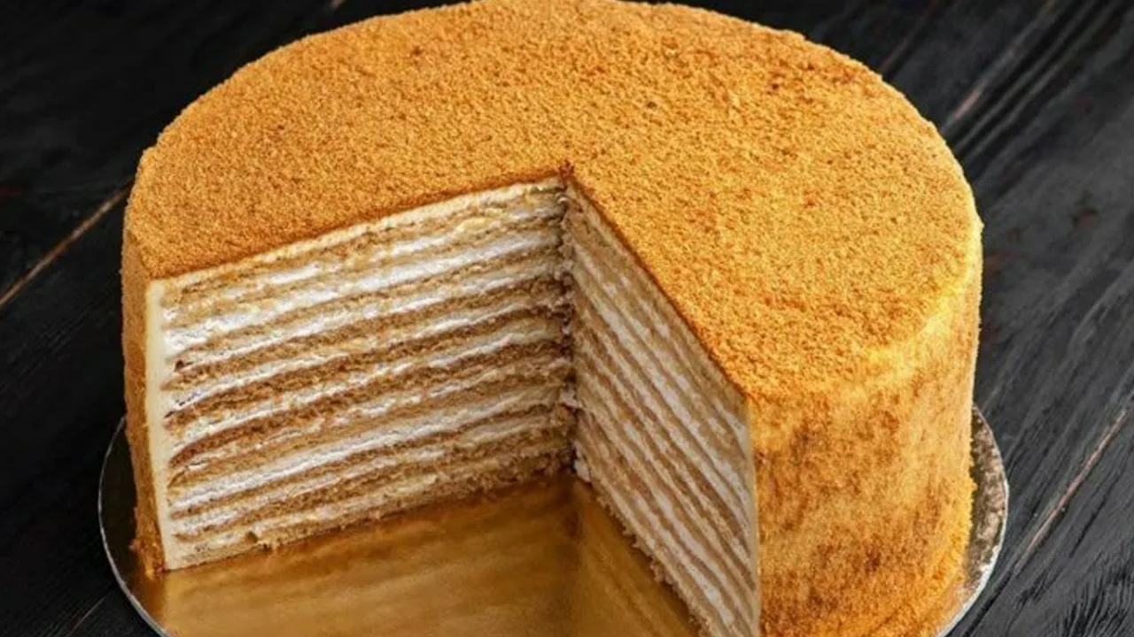 Karamellimakuinen hunajakakku on nyt kirkkaampi ja mehevämpi: hunajaa ja soodaa kuumennettiin, ja kakkujen maku muuttui täyteläiseksi hunajaksi.