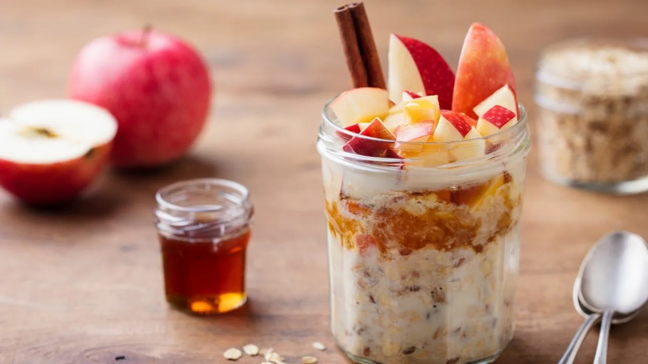 Yön yli valmistettu kaurapuuro kefyyrillä, marjoilla ja pähkinöillä.