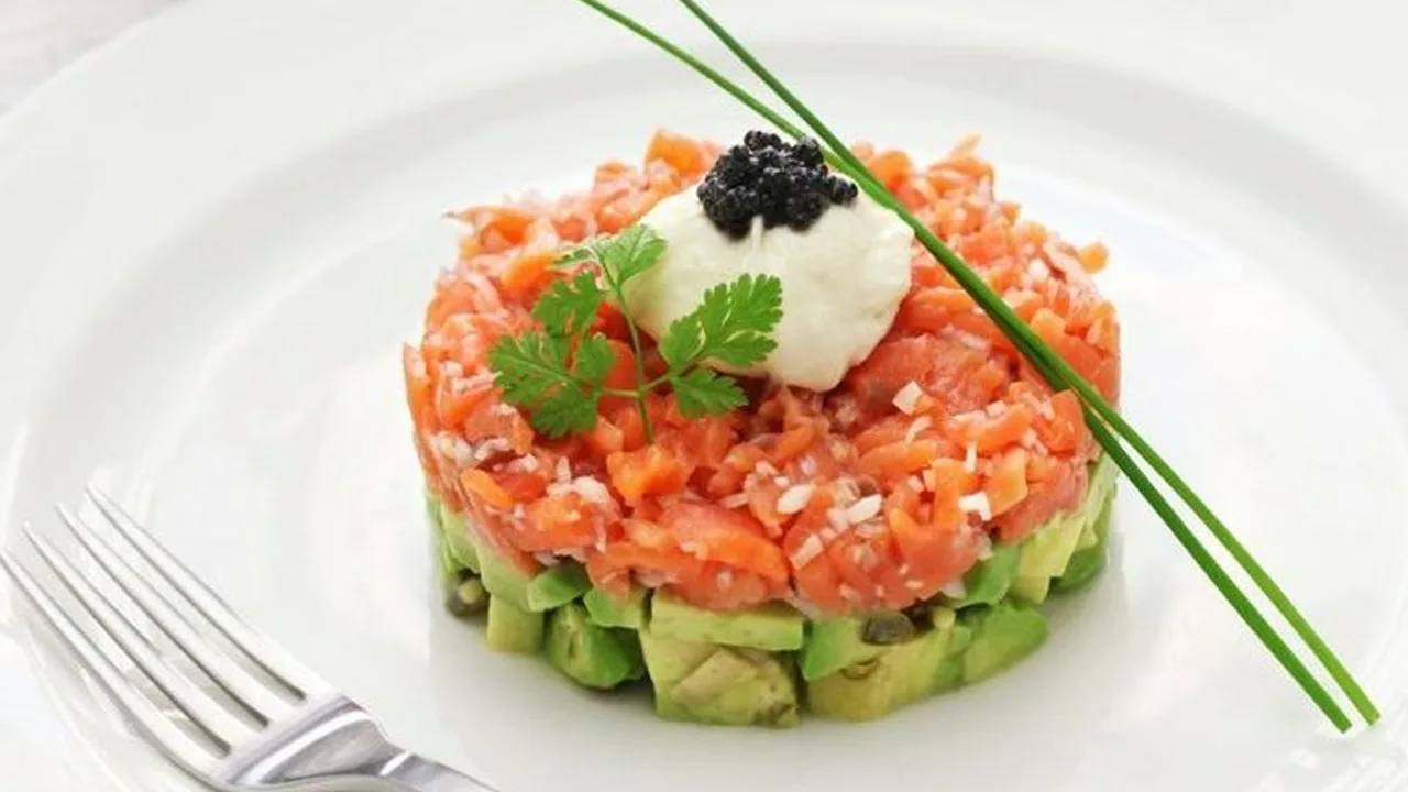 Lohi-avokado-tartar ja vaaleanpunainen pippuri