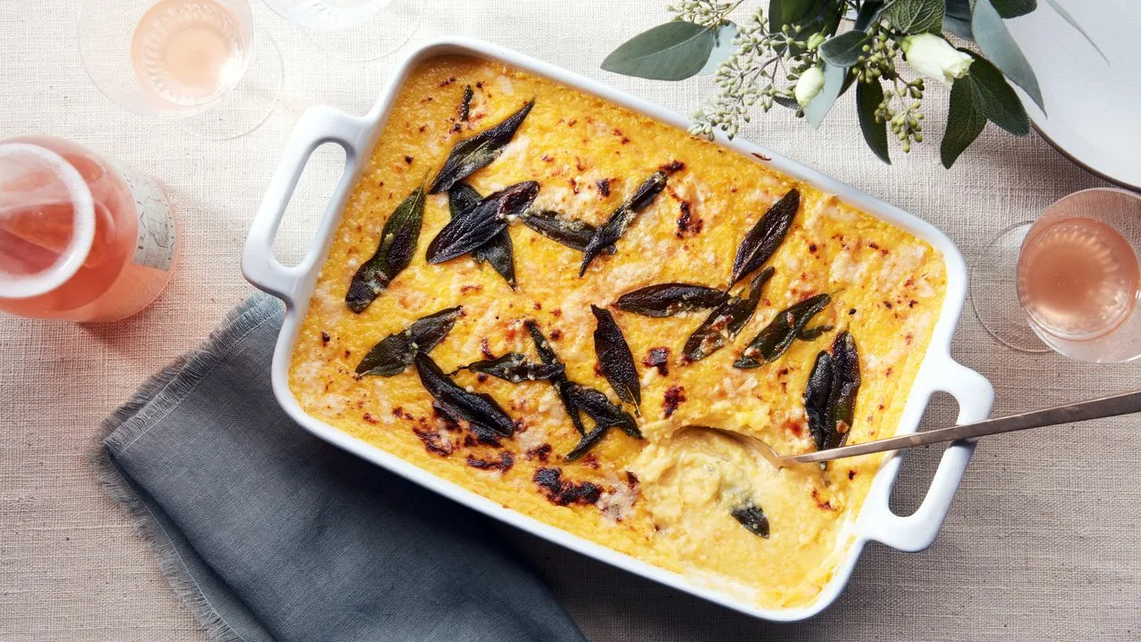 Hellävarainen vegaaninen polenta: karamellisoidulla sikurilla, omenalla ja kurpitsansiemenillä.