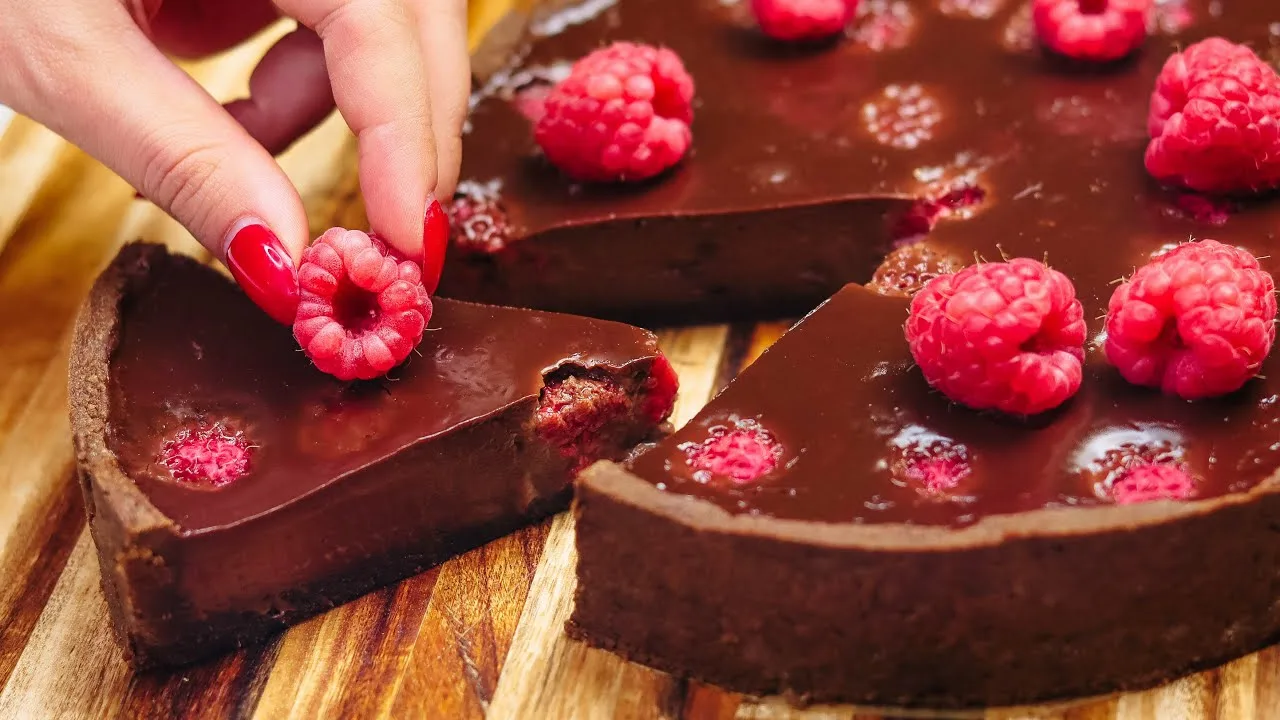 Torttu kermajuustolla, suklaalla ja vadelmilla