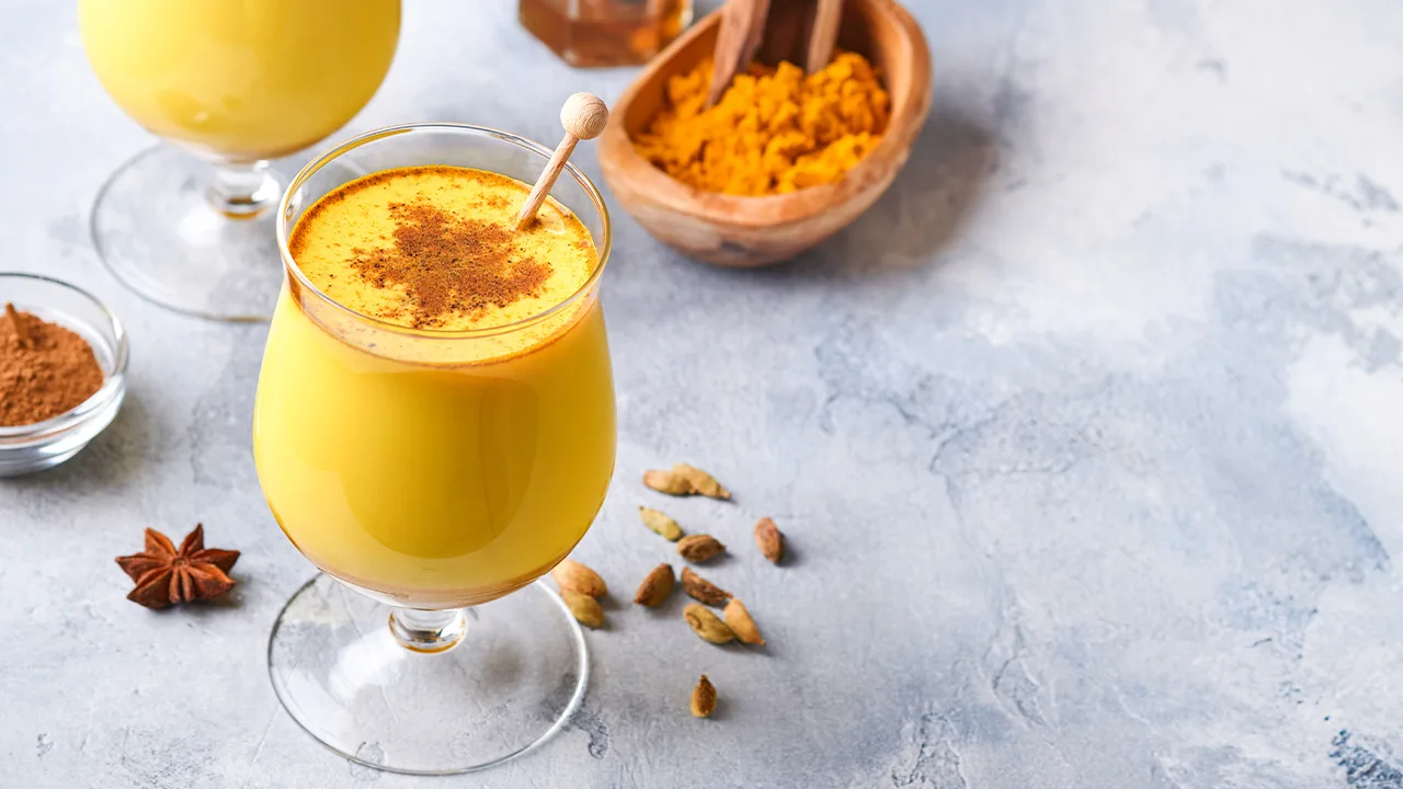 Kultaista maitoa kurkumalla: kermainen latte, joka lämmittää paremmin kuin tee.