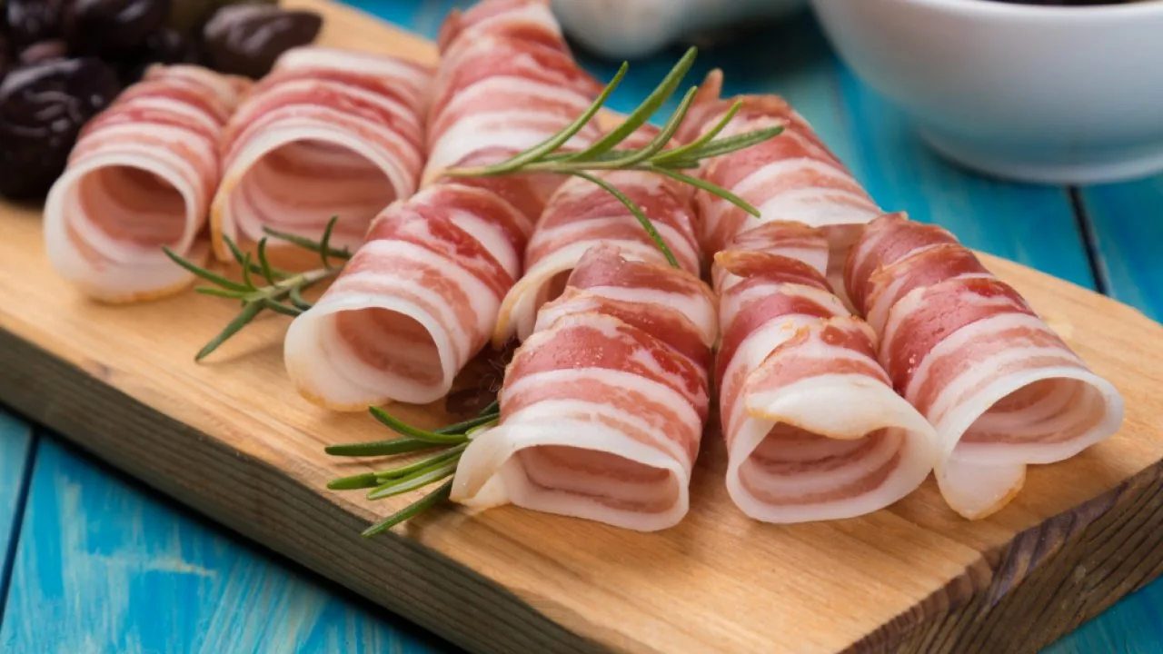 Bacon ja pancetta: erot, salaisuudet ja kuinka saavuttaa täydellinen rapea rakenne.
