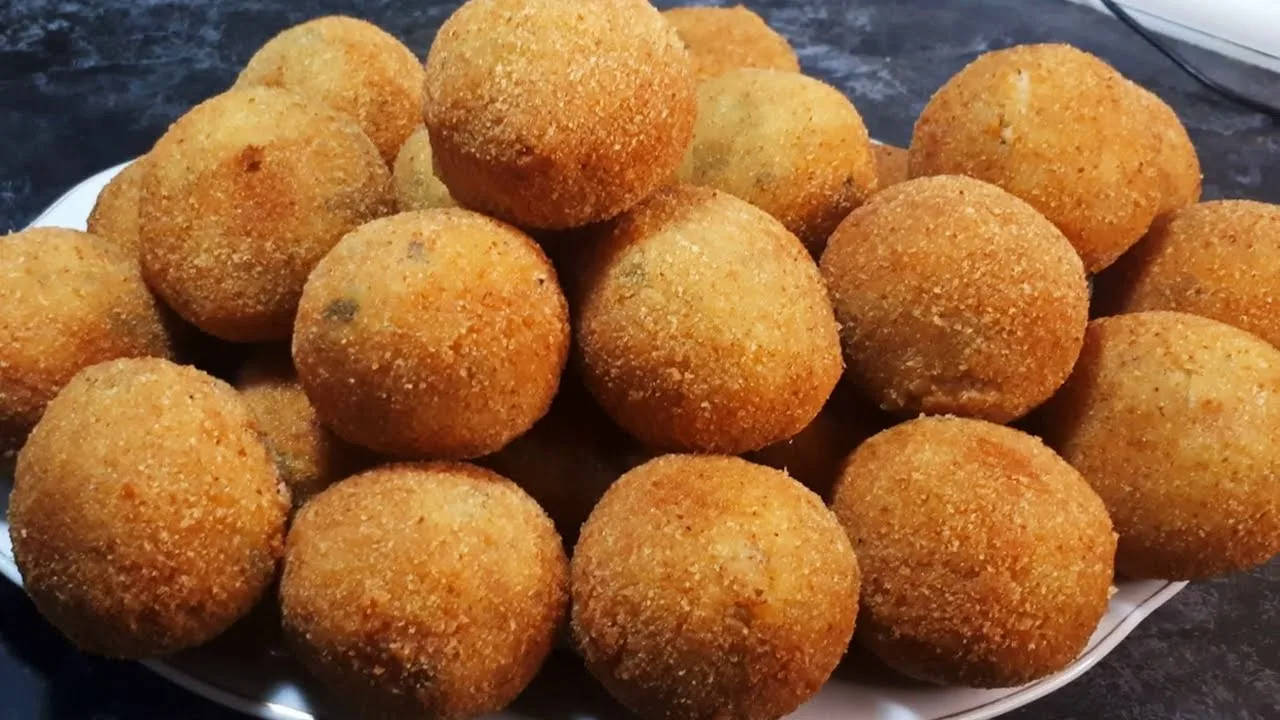 Kermamaisempien kroketien valmistamiseen käytä 350 g kesäkurpitsaa, purkkia tonnikalaa ja 20 ml oliiviöljyä.