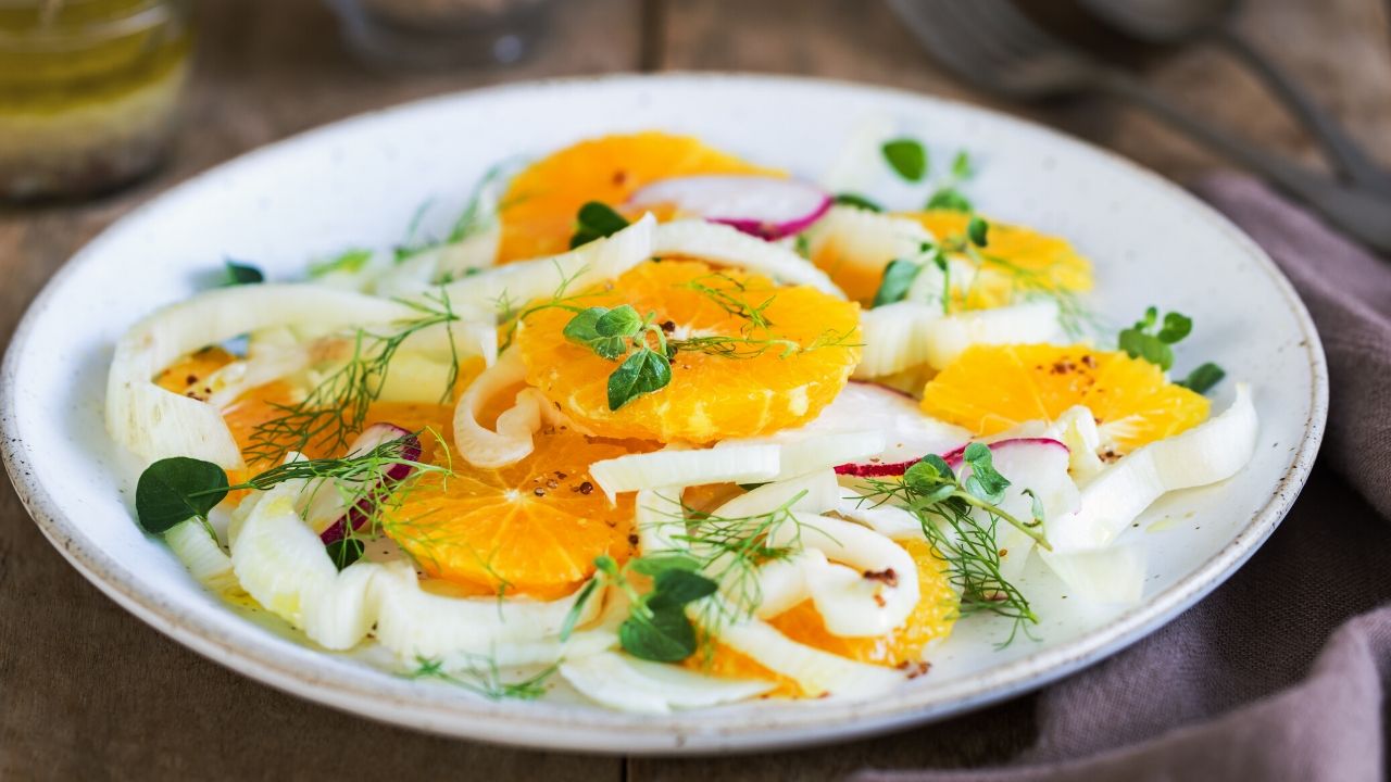 Appelsiini-fenkolisalaatti on raikas ja terveellinen resepti, joka valmistetaan sesongin raaka-aineista.