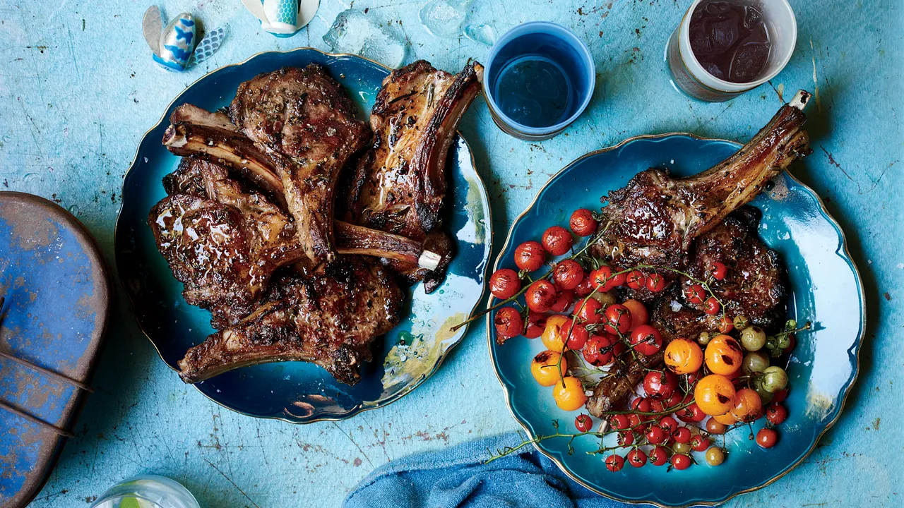 Grillattua lihaa artisokan kermakastikkeella ja kirsikkatomaateilla.