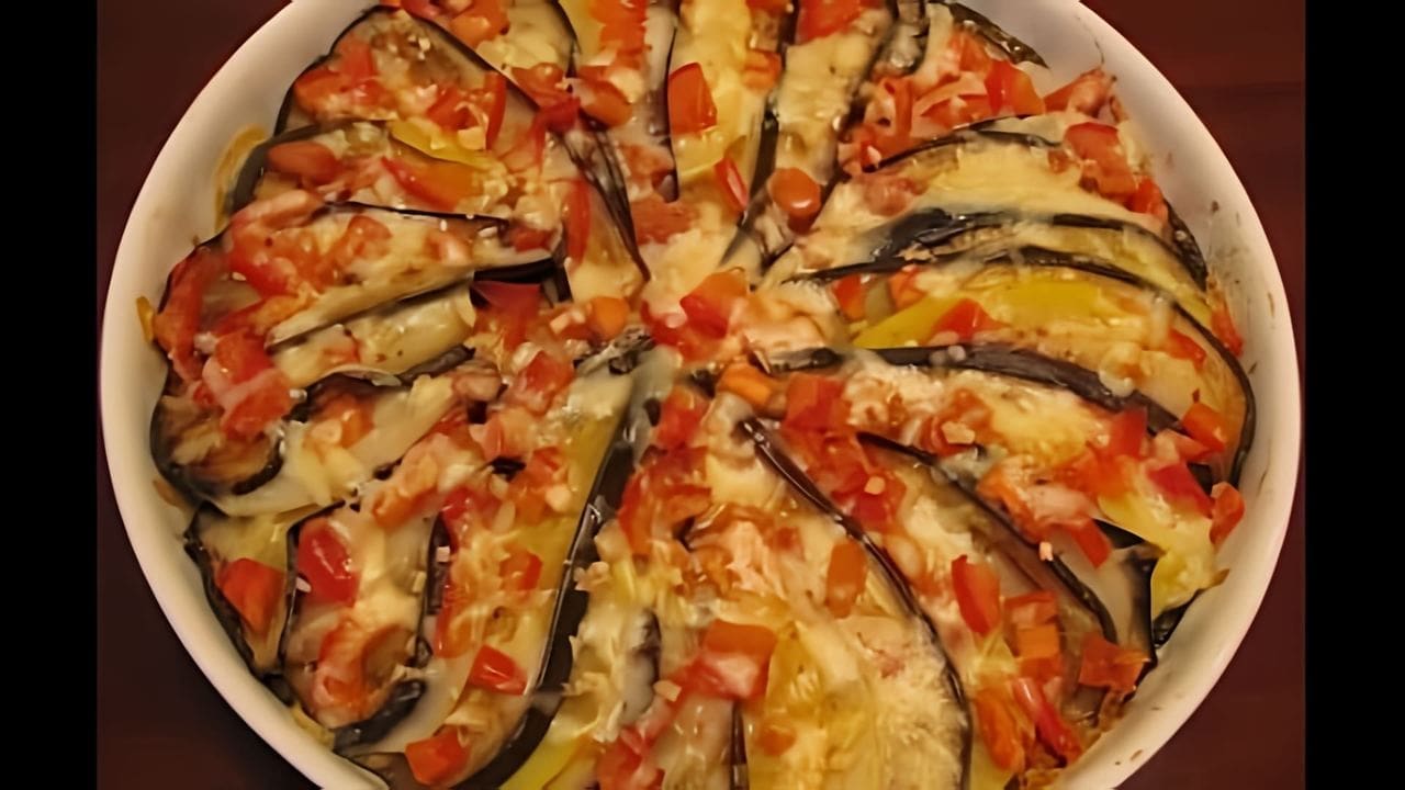 Lehtitaikinapiirakka tomaateilla, munakoisoilla ja juustolla: helppo ja herkullinen tapa syödä vihanneksia.