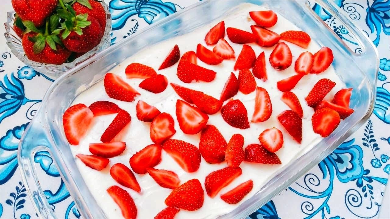 Tuore, kevyt ja uunittoman valmistettava: kuinka valmistaa kermainen mansikkajälkiruoka, joka sopii täydellisesti kuumiin päiviin.