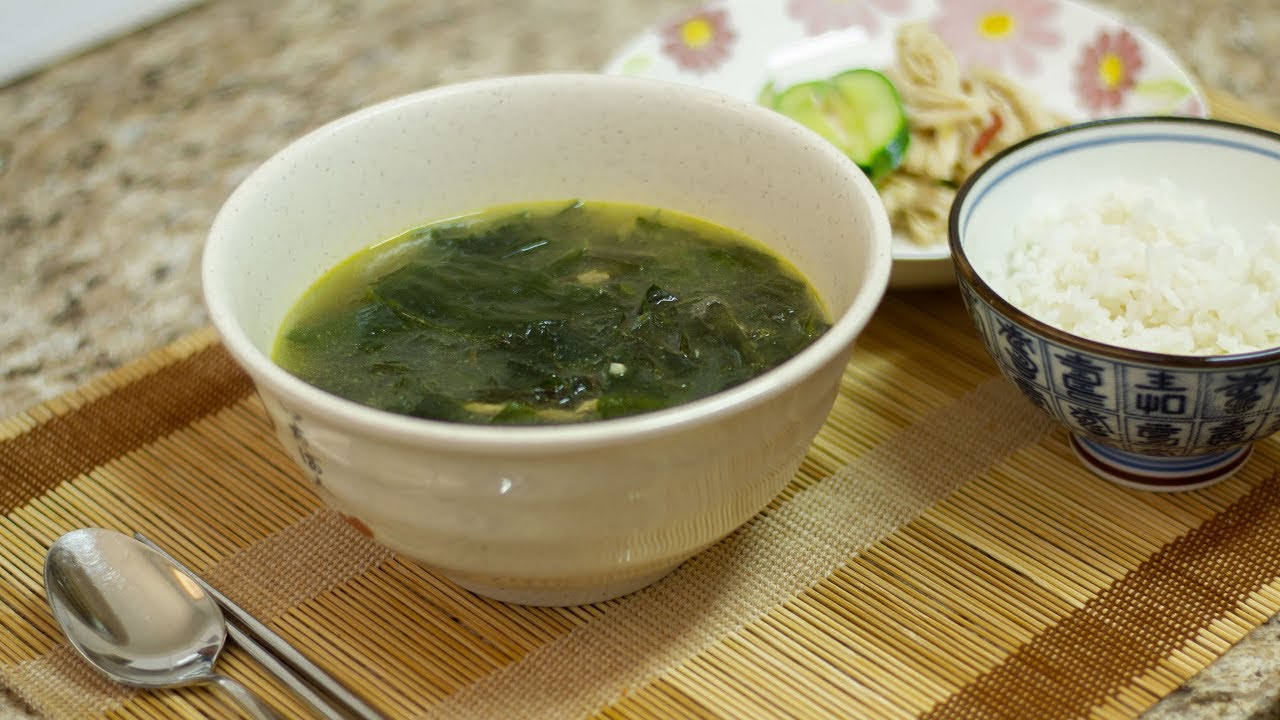 Ihanteellinen puhdistava keitto opuntia-kaktuksesta ja poblano-paprikasta kehon puhdistamiseen ja ruoansulatuksen parantamiseen.