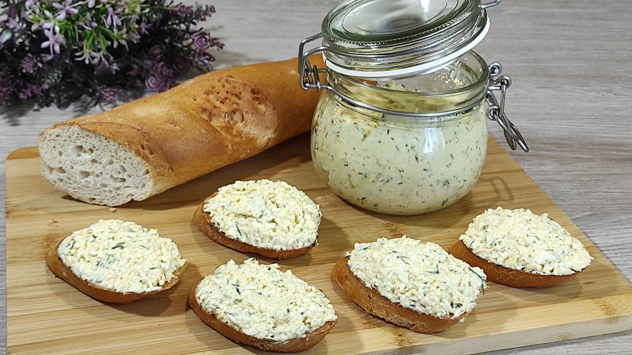 Kermainen tahna fetajuustosta, jogurtista ja sitruunasta – 5 minuuttia tehosekoittimessa, ja tahna on valmis.