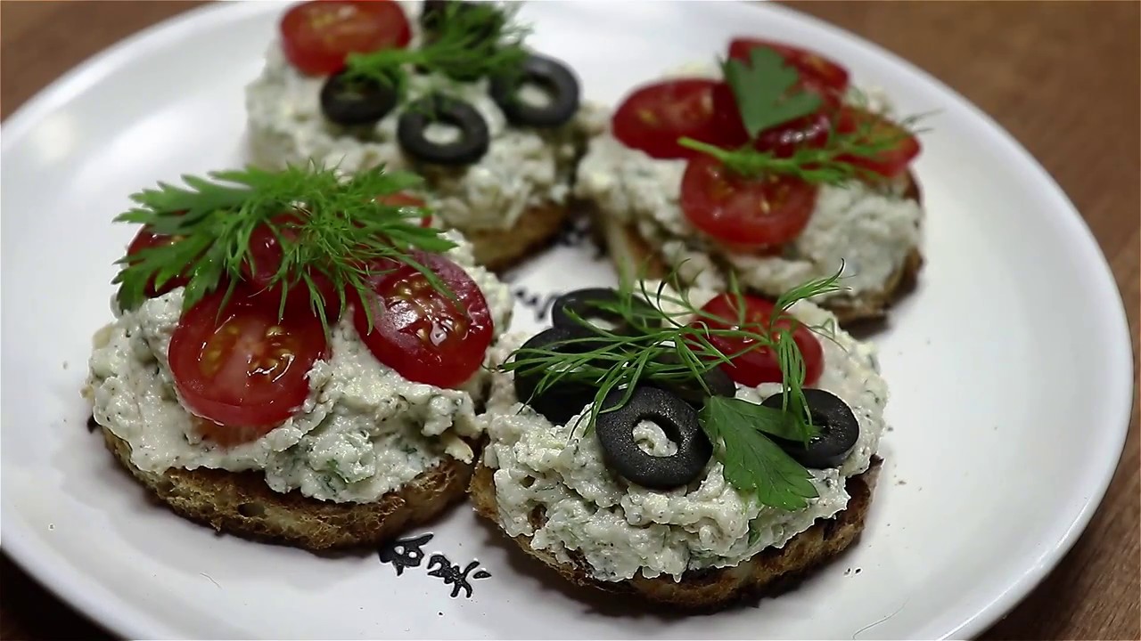 Kermainen tahna fetajuustosta, jogurtista ja sitruunasta – 5 minuuttia tehosekoittimessa, ja tahna on valmis.