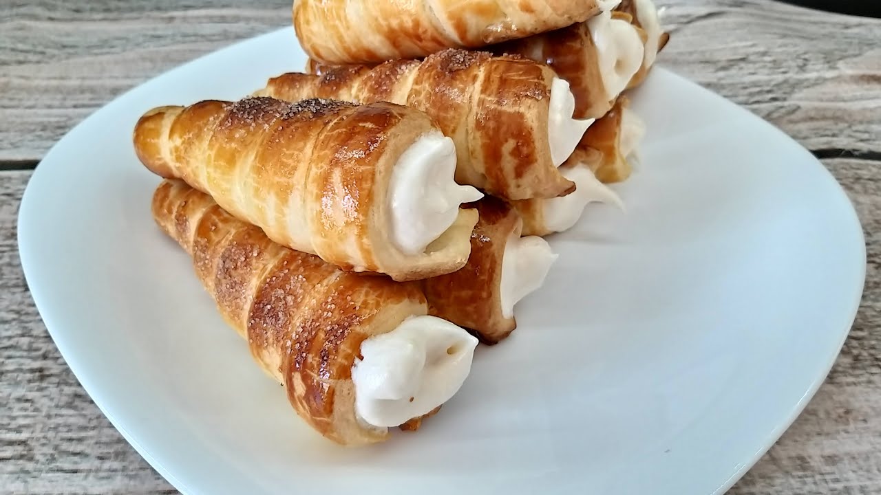 Leivonnaisten sarvien resepti kermalla täytettynä: erittäin helppo, nopea ja vain muutamia ainesosia sisältävä resepti.