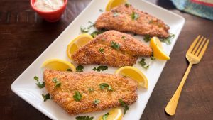 Paistettu kala, kuten hyvässä ruokapaikassa: rapea kuori ja mehukas sisus.