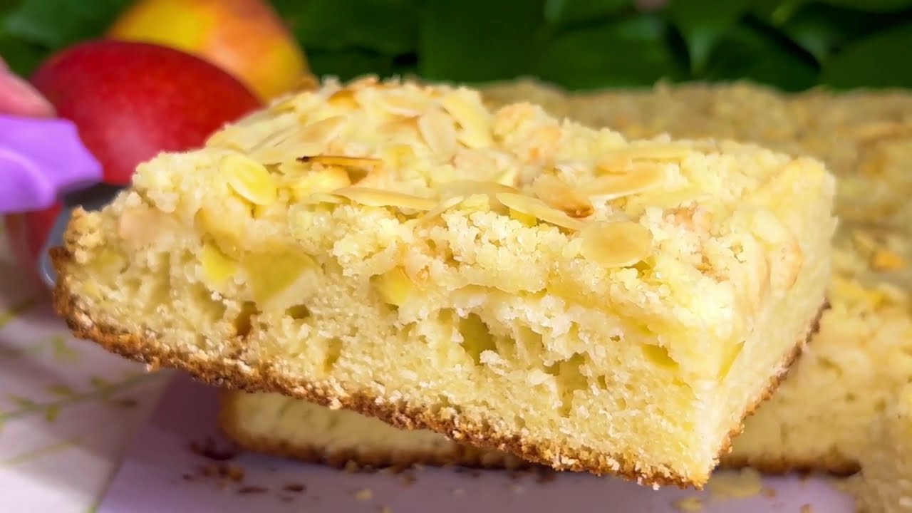 Nopea omenapiirakka taikinaa ja vaniljakastiketta: mehevä ja makea, päällä rapea muruseos.