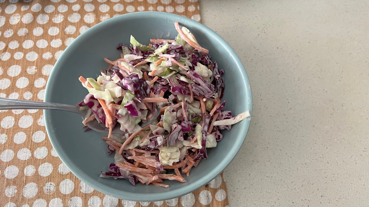 10 minuuttia ja 4 ainesosaa: salaatti, joka korvaa klassisen coleslaw-salaatin.