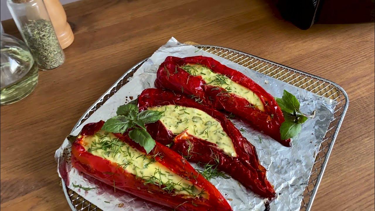 Tunnet, anjoviksilla ja juustolla täytetyt paprikat ovat helppo ja maukas alkupala juhlapöytään.