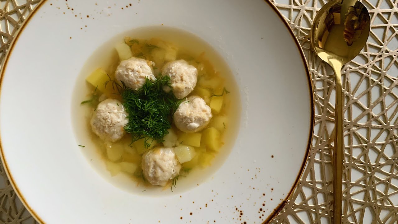 Suikaloitu keitto kanapullilla on helppo ja lämmittävä resepti kylmiin päiviin.