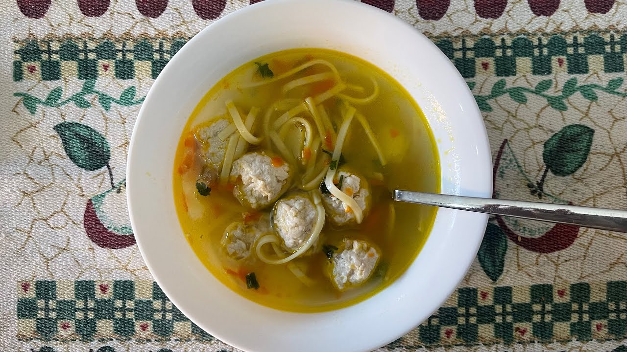 Suikaloitu keitto kanapullilla on helppo ja lämmittävä resepti kylmiin päiviin.