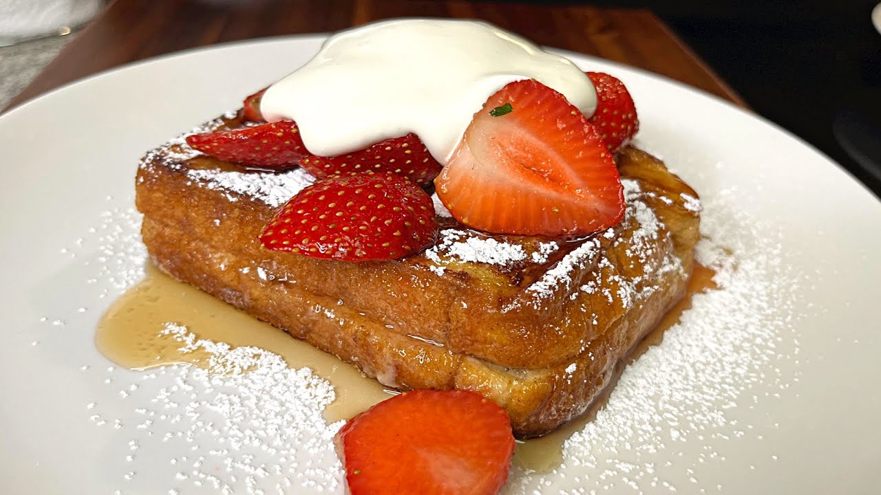 Päivän resepti: ranskalaiset paahtoleivät, joissa on rokon ja tuoreita hedelmiä.