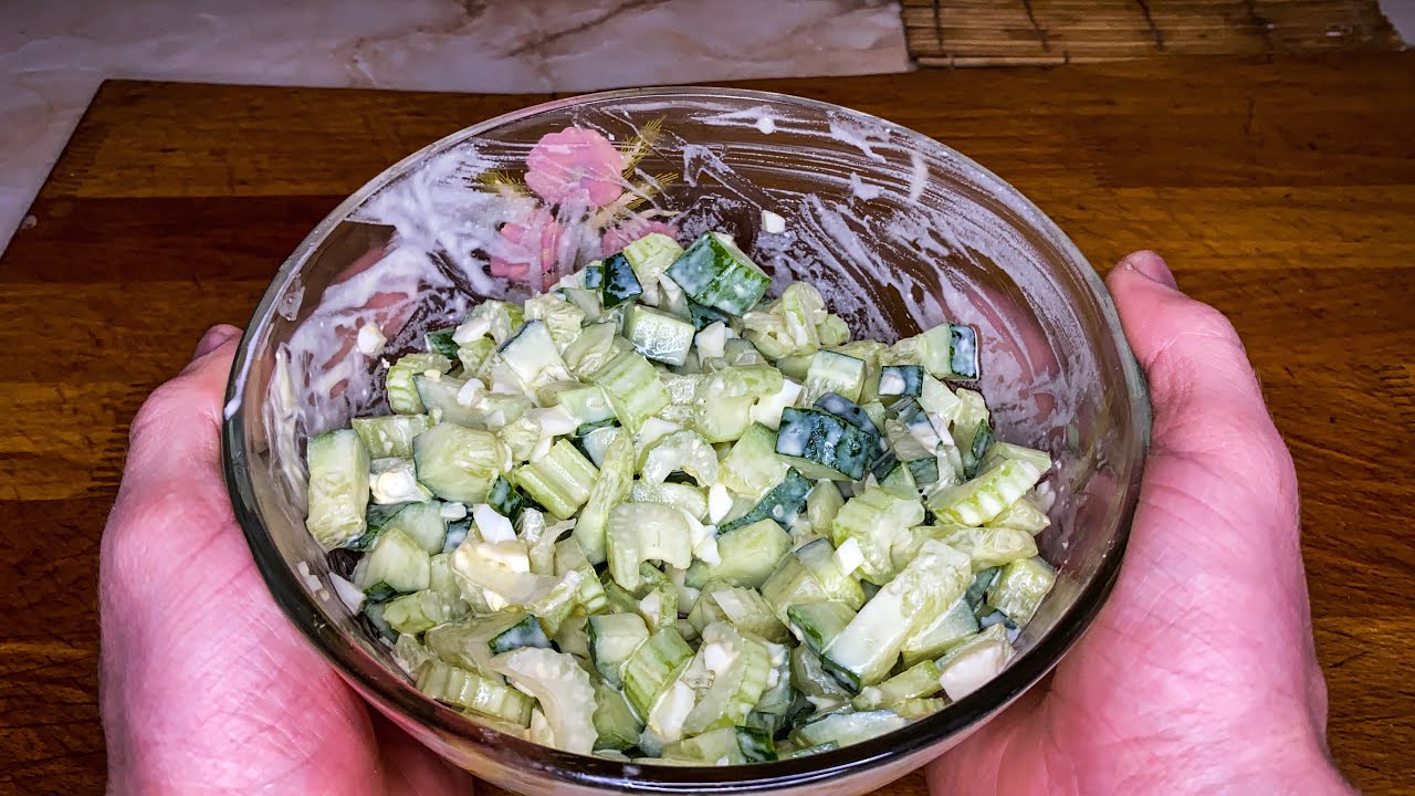 Tämä salaatti todistaa, että selleri on herkullista myös raakana!