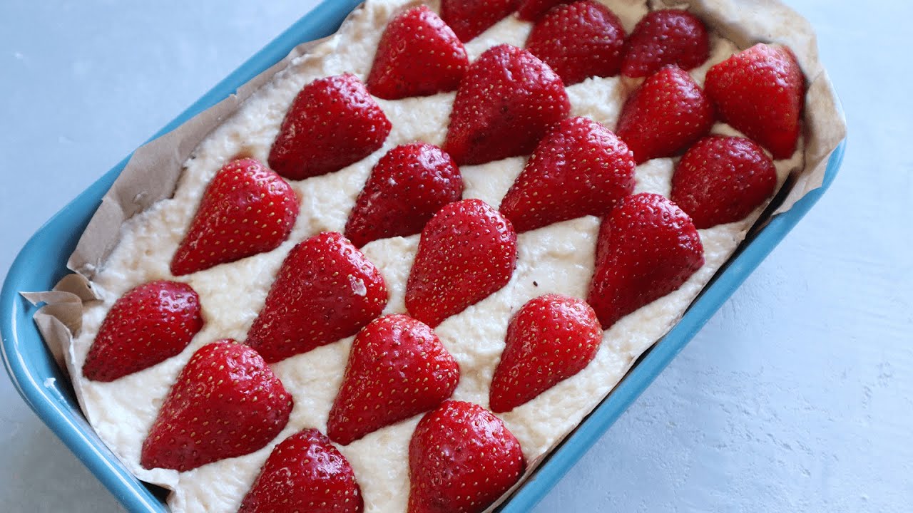 Mini-kakku jogurtilla ja mansikoilla (18 cm): ilmava, raikas ja miellyttävän tiivis, voidaan leikata suoraan jääkaapista.