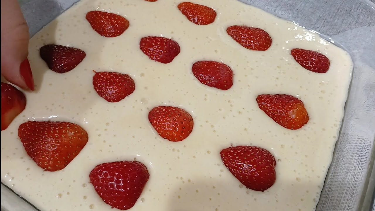 Mini-kakku jogurtilla ja mansikoilla (18 cm): ilmava, raikas ja miellyttävän tiivis, voidaan leikata suoraan jääkaapista.