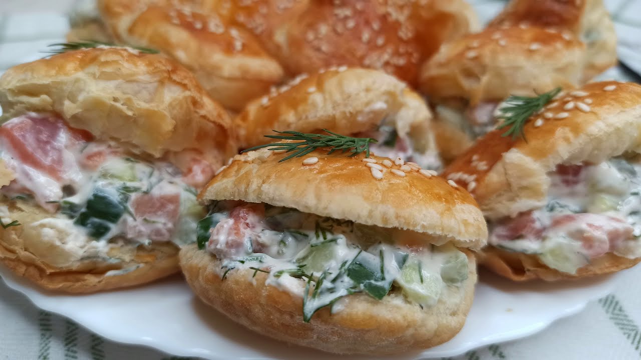 Kolme kalalajia: hyytelö remoulade-kastikkeella, profiterolit lohilla ja katkaravut valkosipulilla.