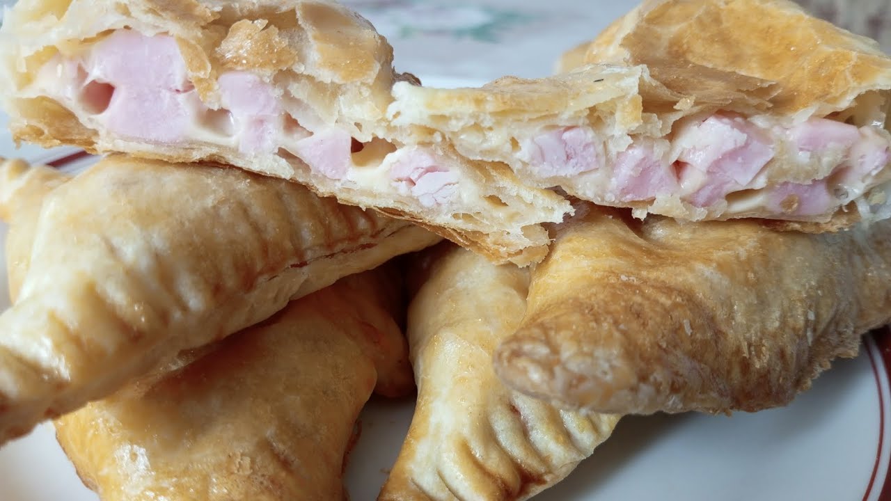 Lehtitaikina juustotäytteellä ja kinkulla: herkullinen alkupala, jota on helppo syödä käsin.