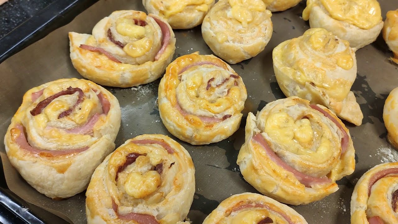 Lehtitaikina juustotäytteellä ja kinkulla: herkullinen alkupala, jota on helppo syödä käsin.