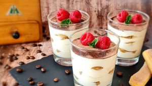 Jälkiruoka lasissa: keksit, mascarpone ja vadelmasose – kerrokset valmistuvat 10 minuutissa.