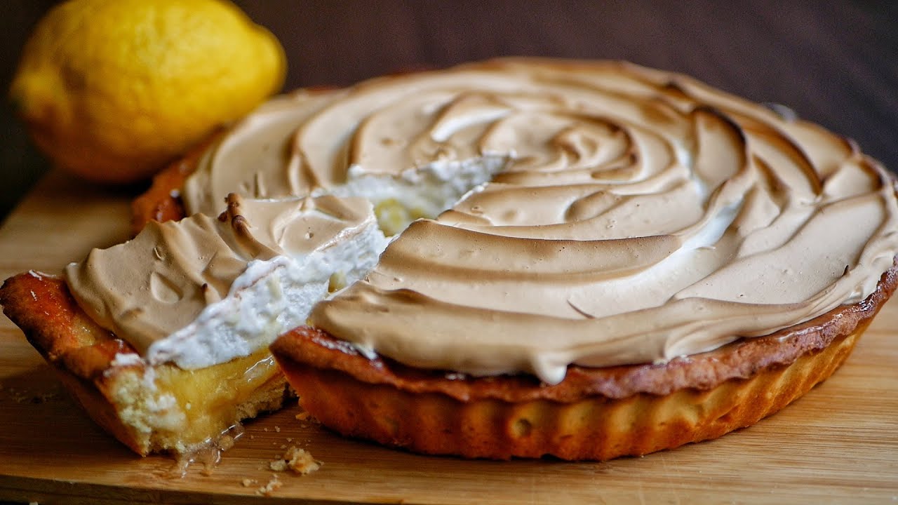 Ranskalainen sitruunakakku: rapea murotaikina, kermainen täyte – taattu menestys.