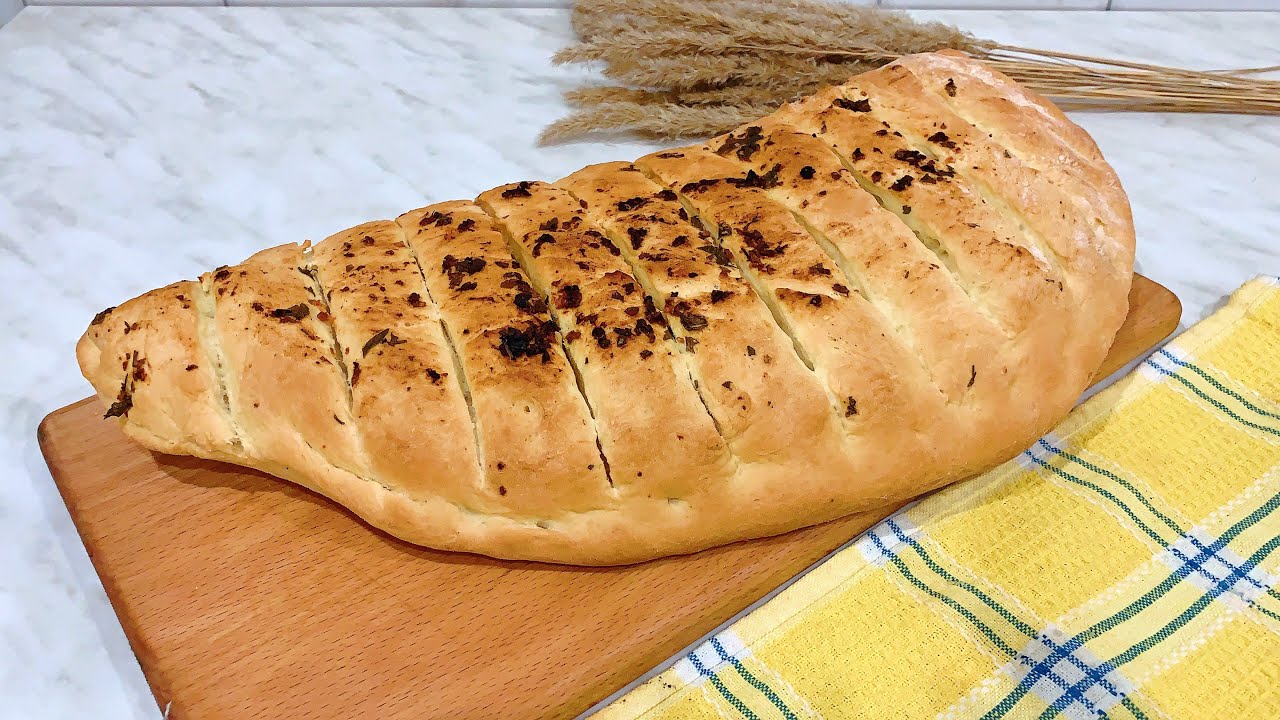 Valkosipulileipä, valmistettu hiivataikinasta – kullanruskea ulkopuolelta, pehmeä ja mureneva sisältä.