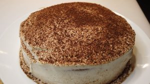 Tämä omenakakku kermavaahdolla sulkee suussa. Se on täydellinen jälkiruoka kahvin tai teen kanssa.