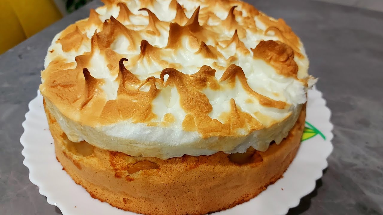 Tämä omenakakku kermavaahdolla sulkee suussa. Se on täydellinen jälkiruoka kahvin tai teen kanssa.