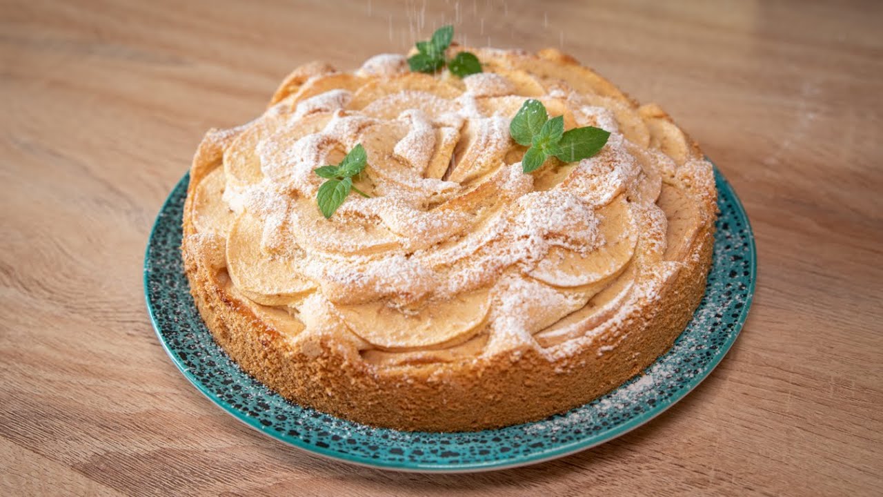 Tämä omenakakku kermavaahdolla sulkee suussa. Se on täydellinen jälkiruoka kahvin tai teen kanssa.