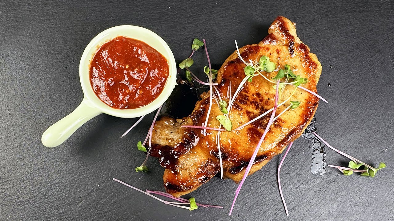 Parempi kuin sunnuntaiset porsaankyljykset, ja ne tarjoillaan herkullisen kastikkeen kanssa. Liha ei ole kuivaa, eikä panerointi irtoa.