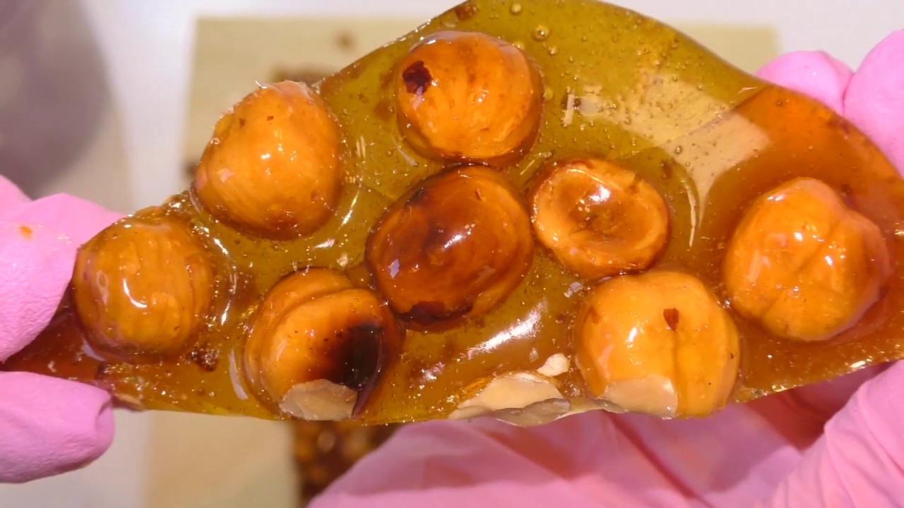 En osta praliineja kaupasta. Teen ne itse kotona, terveellisemmässä versiossa ilman sokeria.