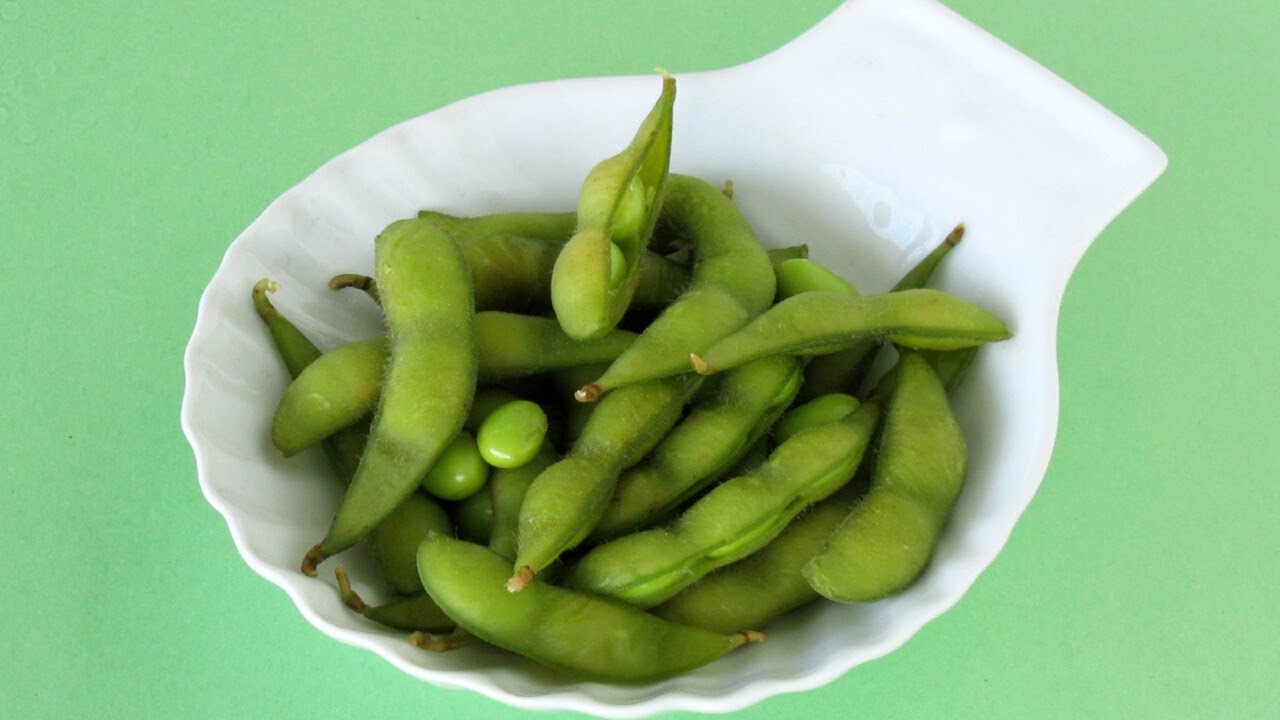 Edamame 10 minuutissa: helppo paistettu alkupala valkosipulilla ja soijakastikkeella.