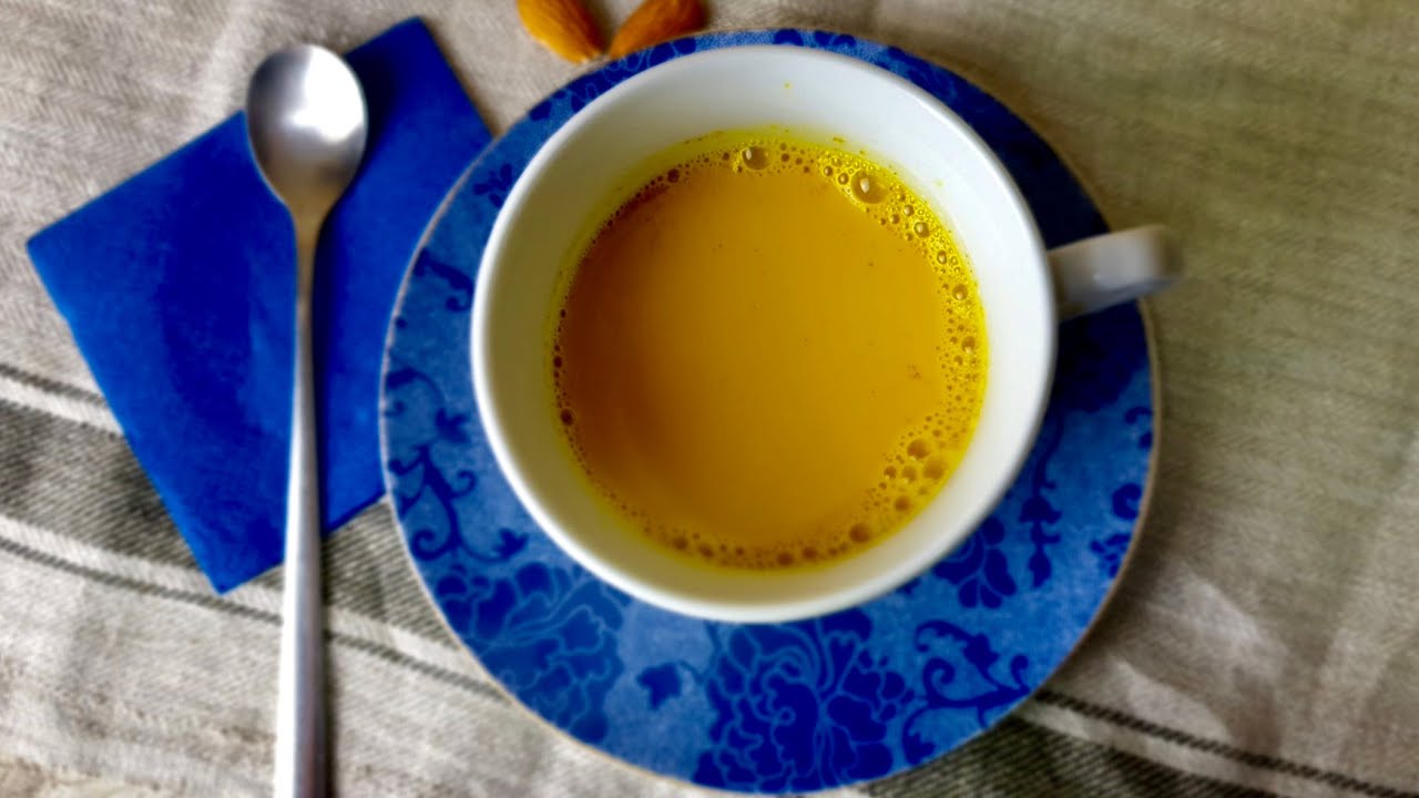 Kultaista maitoa kurkumalla: kermainen latte, joka lämmittää paremmin kuin tee.