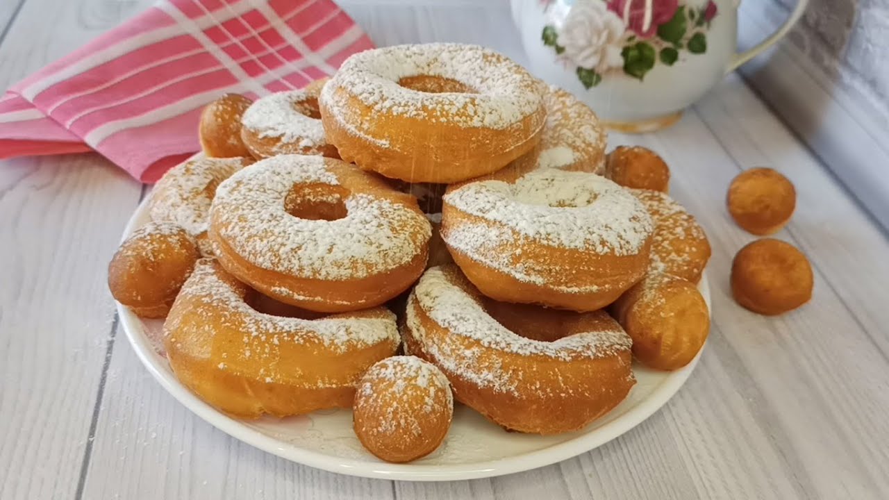 Karnevaalin aikana leivon suuria määriä jogurttiminidonitseja 4 minuutissa. Ilman hiivaa, ilman taikinan vaivaamista, ja ne ovat kevyitä kuin höyhen.