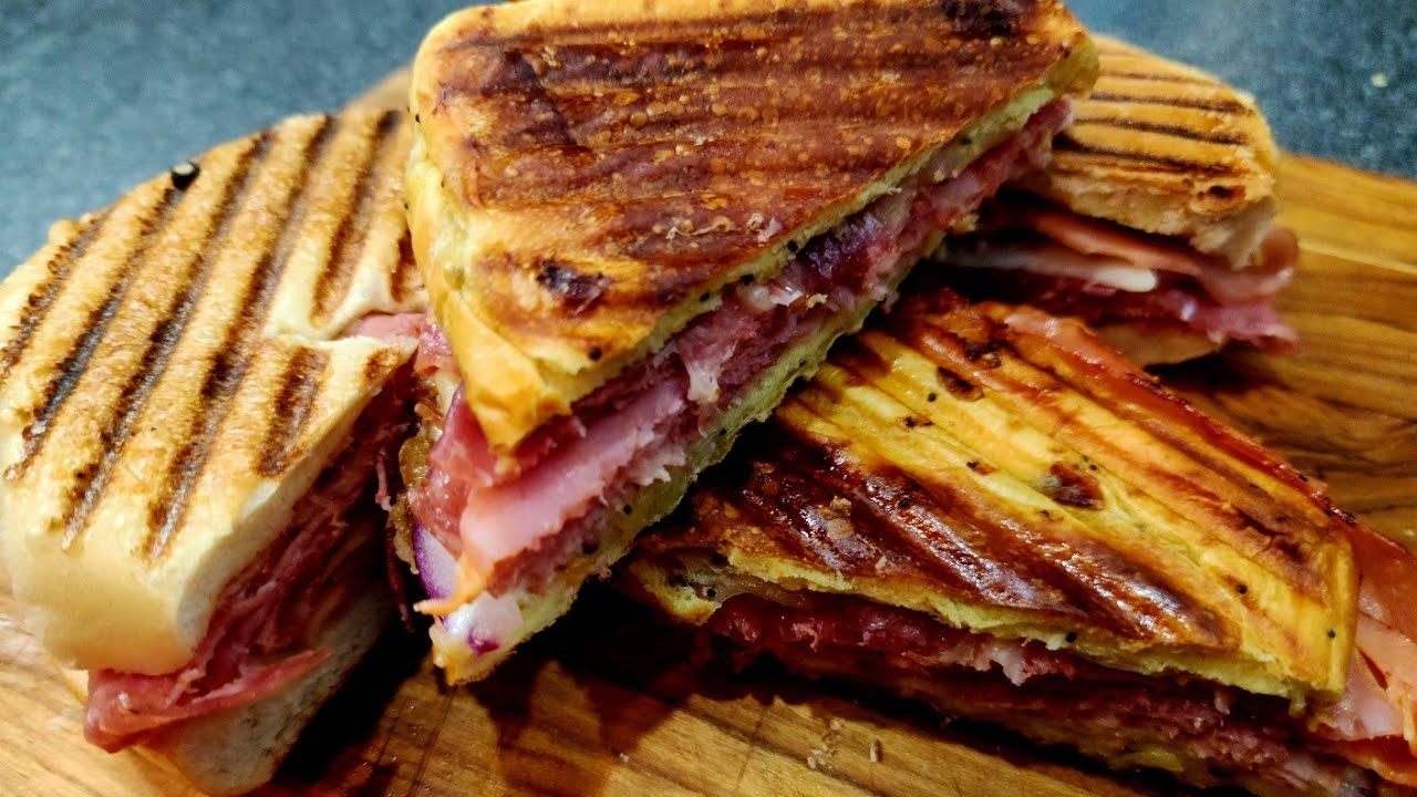 Aamiaiseksi kontaktigrillillä valmistetut paninit.