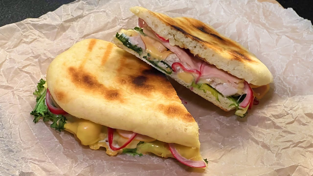 Aamiaiseksi kontaktigrillillä valmistetut paninit.