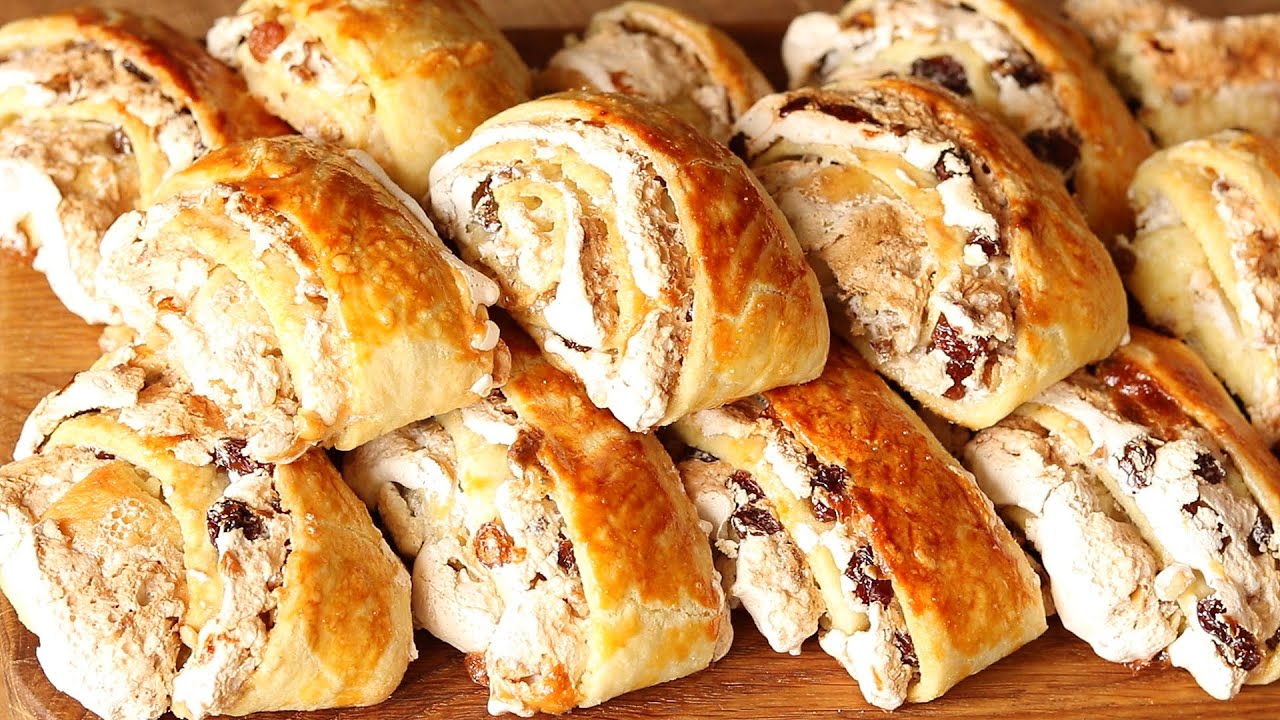 Leivonnaiset, joissa on lehtitaikinatäyte.