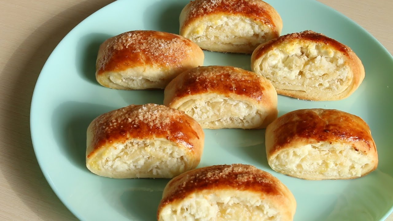 Leivonnaiset, joissa on lehtitaikinatäyte.