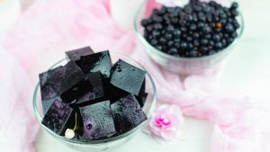 Hibiscus- ja mustikkajelly ilman sokeria – sopii erinomaisesti aamiaisen kalorimäärän pitämiseen kurissa.