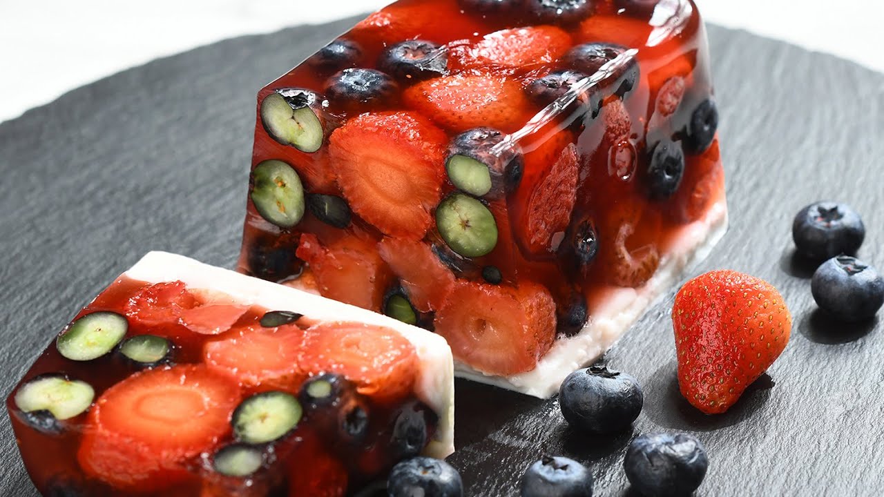 Hibiscus- ja mustikkajelly ilman sokeria – sopii erinomaisesti aamiaisen kalorimäärän pitämiseen kurissa.