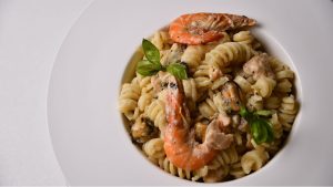 Onko jääkaapissasi meren antimia? Tämän pastaruoan avulla voit käyttää ne ilman turhaa vaivaa.