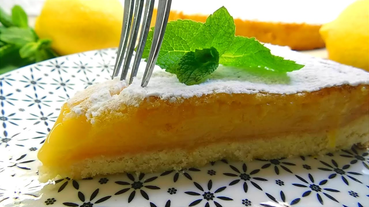 Sitruunamousse-torttu: resepti, jossa yhdistyvät sitrushedelmien raikkaus ja keksin makeus.